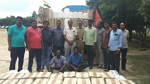 பறிமுதல் செய்யப்பட்ட எரிசாராயத்துடன் கைதான இருவர்.