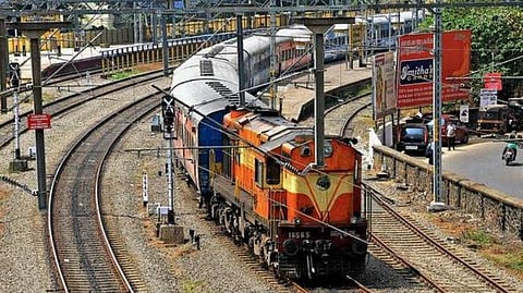 ஓடும் ரயிலில்﻿ அரசு ஊழியரை தாக்கிய ரயில்வே உணவக ஊழியர் கைது﻿