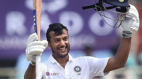 சதம் அடித்த மகிழ்ச்சியில் மயங்க் அகர்வால் : படம் உதவி ட்விட்டர்