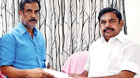 முதல்வர் பழனிசாமியை முகாம் அலுவலகத்தில் சந்தித்து, சென்னை ஐஐடியில் பயின்று வந்த தனது மகள் பாத்திமா லத்தீப் உயிரிழந்தது தொடர்பாக உரிய விசாரணை மேற்கொள்ள வேண்டும் என மனு அளித்த அப்துல் லத்தீப்.