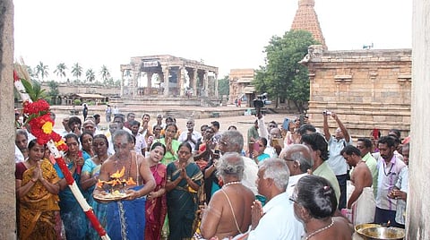 தஞ்சாவூர் பெரிய கோயிலில் 23 ஆண்டுகளுக்குப் பிறகு கும்பாபிஷேகம் நடைபெற உள்ள நிலையில், பாலாலய யாகசாலைக்காக நேற்று நடைபெற்ற பந்தல்கால் முகூர்த்தம்.