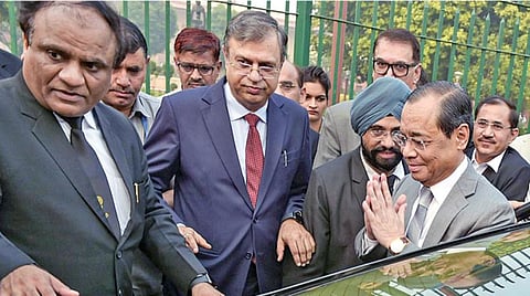 உச்ச நீதிமன்ற தலைமை நீதிபதி ரஞ்சன் கோகோய்க்கு உச்ச நீதிமன்றத்தில் நேற்று பிரிவு உபசார விழா நடைபெற்றது. இதில் பங்கேற்க வந்த ரஞ்சன் கோகோயை மூத்த வழக்கறிஞர்கள் வரவேற்றனர். படம்: பிடிஐ