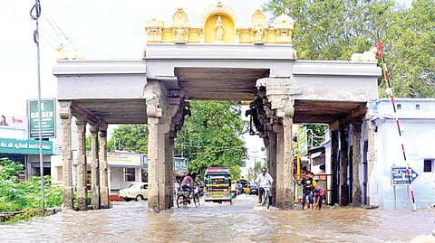 திருநெல்வேலியில் நேற்று முன்தினம் இரவு தொடங்கி நேற்றும் மழை நீடித்தது. திருநெல்வேலி டவுன் காட்சி மண்டபத்தைச் சுற்றி சேரன்மகாதேவி சாலையில் முழங்கால் அளவுக்கு மழைநீர் தேங்கியிருந்தது.படம்: மு.லெட்சுமி அருண்