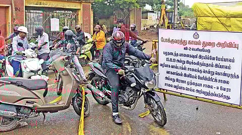 சென்னை, யானைகவுனி ரயில்வே மேம்பாலம் பழுதடைந்ததால், அது இடிக்கப்பட்டு புதிய பால அமைக்கப்பட உள்ளது. இதற்காக வாகன போக்குவரத்து நேற்று முதல் முற்றிலும் நிறுத்தப்பட்டது | படம்: ம.பிரபு