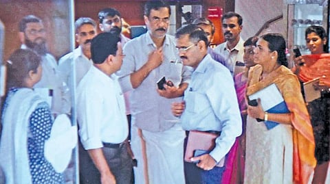 சென்னை ஐஐடி மாணவி பாத்திமா தற்கொலை தொடர்பாக சென்னையில் உள்ள கேரள இல்லத்தில் அவரது தந்தை அப்துல் லத்தீப்பிடம் விசாரணை நடத்திய மத்திய குற்றப்பிரிவு போலீஸார். படம்: ம.பிரபு