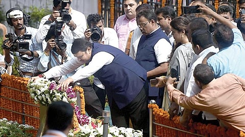 சிவசேனா கட்சியின் நிறுவனர் பால் தாக்கரேவின் 7-வது நினைவு நாள் மகாராஷ்டிரா மாநிலம் மும்பையில் நேற்று அனுஷ்டிக்கப்பட்டது. பால் தாக்கரே நினைவகத்தில் நேற்று மலர்வளையம் வைத்து முன்னாள் முதல்வர் தேவேந்திர பட்னாவிஸ், பாஜக மூத்த தலைவர்கள் பங்கஜா முண்டே, வினோத் தவாடே உள்ளிட்டோர் அஞ்சலி செலுத்தினர். படம்: பிடிஐ