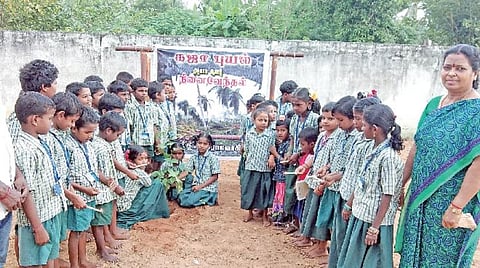 தஞ்சாவூர் மாவட்டம் பட்டுக்கோட்டை அருகே வேப்பங்காடு அரசு பள்ளியில் கஜா புயல் முதலாமாண்டு நினைவு தினத்தையொட்டு மரக்கன்றுகளை நட்டு பசுமையை மீட்க உறுதிமொழி ஏற்ற பள்ளி மாணவர்கள்.