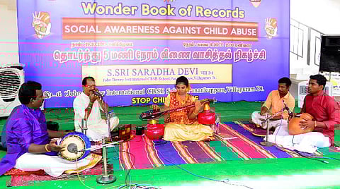 விழுப்புரம் பனங்குப்பம் ஜான் டூயி இன்டர்நேஷனல் சிபிஎஸ்இ பள்ளியில் நடைபெற்ற நிகழ்ச்சியில் தொடர்ந்து 5 மணி நேரம் வீணை வாசித்து சாதனை படைத்த மாணவி  சாரதா தேவி.