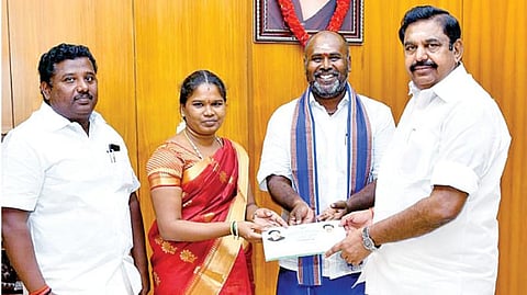 தென்காசி மாவட்டம் தொடக்க விழா அழைப்பிதழை சென்னையில் முதல்வர் பழனிசாமியிடம் அமைச்சர்கள் ஆர்.பி.உதயகுமார், வி.எம்.ராஜலெட்சுமி, சட்டப் பேரவை உறுப்பினர் மனோகரன் ஆகியோர் வழங்கினர்.