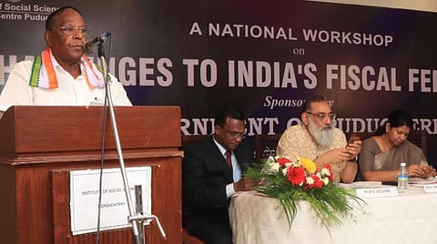 கருத்தரங்கில் பேசும் நாராயணசாமி