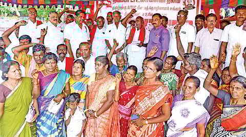 மத்திய அரசு கொண்டு வந்துள்ள கடற்கரை மேலாண்மை மண்டல விதிகளை திரும்பப் பெறக்கோரி, தமிழ்நாடு ஏஐடியுசி மீனவத் தொழிலாளர் சங்கம் சார்பில் இந்திய கம்யூனிஸ்ட் கட்சியின் மூத்த தலைவர் ஆர்.நல்லகண்ணு தலைமையில் சென்னை சேப்பாக்கம் விருந்தினர் மாளிகை அருகே நேற்று ஆர்ப்பாட்டம் நடைபெற்றது. படம்: ம.பிரபு