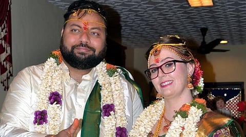 அமெரிக்கப் பெண்ணுடன்  காதல்: புதுச்சேரி பொறியாளருக்கு தமிழ் முறைப்படி திருமணம்