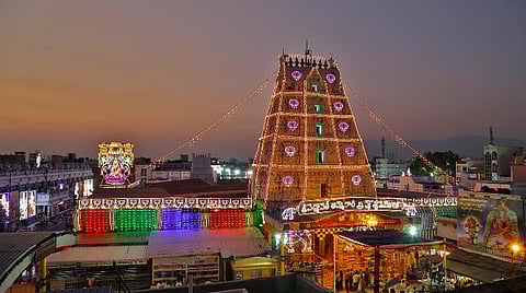 திருச்சானூர் பத்மாவதி தாயார் கோயில் பிரம்மோற்சவ விழா இன்று கொடியேற்றத்துடன் தொடங்குவதை யொட்டி, தாயார் கோயில் மின் விளக்குகளால் அலங்கரிக்கப்பட்டுள்ளது.