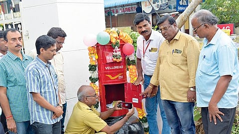 வேலூர் அஞ்சல் கோட்டத்தில் கடிதங்கள் தாமதமில்லாமல் சென்று சேருவதற்காக மாநகராட்சியில் 135 டிஜிட்டல் தபால் பெட்டிகள் திட்டத்தை தொடங்கி வைத்த கோட்ட அஞ்சலக கண்காணிப்பாளர் கோமல்குமார் | படம்:வி.எம்.மணிநாதன்.