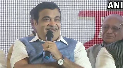 மத்திய அமைச்சர் நிதின் கட்கரி நிருபர்களுக்கு பேட்டி அளித்த காட்சி : படம் ஏஎன்ஐ