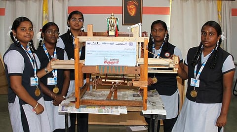 நாளைய விஞ்ஞானி போட்டியில் புதிய கண்டுபிடிப்புக்கு பதக்கம் வென்ற மாணவிகள்