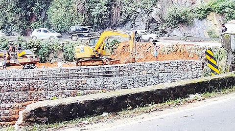 குன்னூர்-மேட்டுப்பாளையம் சாலையில் காட்டேரி பகுதியில் கட்டப்பட்டுவரும் கம்பிவலை தடுப்புச் சுவர்.