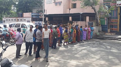 முதல்வர், அமைச்சர்கள் வசிக்கும் பசுமை வழிச் சாலையில் பொதுமக்கள் திடீர் சாலை மறியல் 