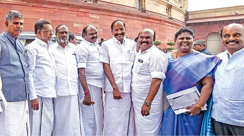 டெல்லியில் மத்திய அமைச்சர்களை தமிழக அமைச்சர்கள் ஜெயக்குமார், தங்கமணி, அதிமுக எம்.பி.க்கள் நேற்று சந்தித்தனர். பின்னர், நாடாளுமன்ற வளாகத்தில் குழு புகைப்படம் எடுத்துக் கொண்டனர்.