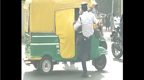 அன்று நடனத்தால் பிரபலமான இந்தூர் போக்குவரத்து காவலர் இன்று ஆத்திரத்தால் சர்ச்சைக்குள்ளானார்