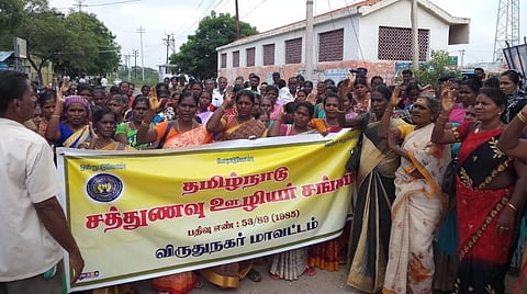 காலமுறை ஊதியம் உள்ளிட்ட கோரிக்கைகளை வலியுறுத்தி விருதுநகரில் சத்துணவு ஊழியர்கள் சாலை மறியல்: 173 பேர் கைது