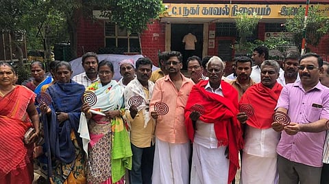 மலேரியா அலுவலகத்தை கண்டுபிடித்து தரக்கோரி போர்வை போர்த்தி, கொசுவர்த்தியுடன் காவல் நிலையத்தில் மனு அளிக்கச் சென்ற இந்திய கம்யூனிஸ்ட் கட்சியினர்.