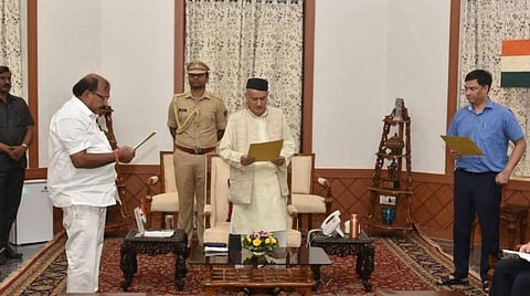 இடைக்கால சபாநாயகராக பாஜகவைச் சேர்ந்த மூத்த எம்எல்ஏ காளிதாஸ் கொலம்பகர் பதவியேற்றார்.