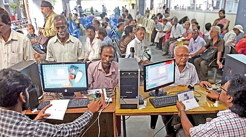 டிசம்பருக்குள் வாழ்நாள் சான்றிதழை சமர்ப்பிக்க வேண்டிய நிலையில் ﻿﻿ஓய்வூதியர்களை அலைக்கழிக்கும் வங்கிகள்﻿: ﻿உரிய நடவடிக்கை எடுக்கப்படும் என வருங்கால வைப்பு நிதி ஆணையர் விளக்கம்﻿