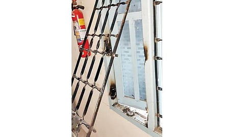 கொள்ளையர்களால் காஸ் வெல்டிங் மூலம் உடைக்கப்பட்ட ஜன்னலின் இரும்பு கிரில் தடுப்பு.