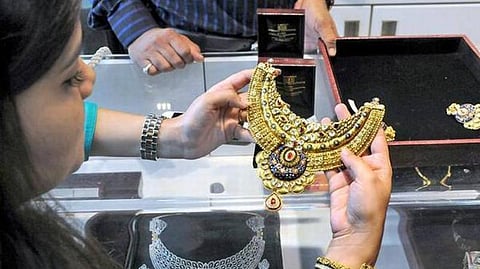 தங்கம் விலை தொடர்ந்து குறைவு ﻿