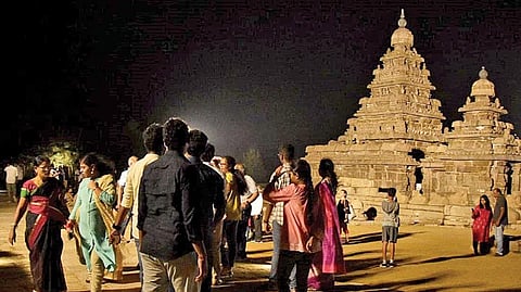 மாமல்லபுரத்தில் இரவில் மின்விளக்கு வெளிச்சத்தில் கடற்கரை கோயிலை கண்டு ரசிக்கும் சுற்றுலாப் பயணிகள்.(கோப்புப் படம்)