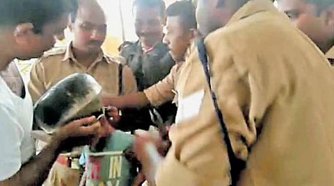 கேரளாவில் பானைக்குள் சிக்கிய 3 வயது குழந்தையின் தலை: கவனமாக மீட்ட தீயணைப்பு வீரர்கள்