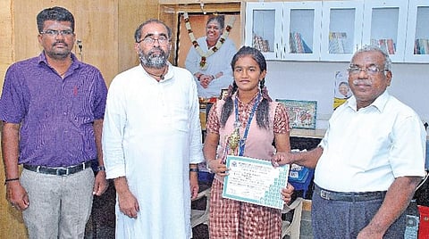 வில் வித்தைப் போட்டியில் வெள்ளி பதக்கம் வென்ற மாணவி பிரியதர்ஷினியைப் பாராட்டும்  பள்ளியின் உடற்கல்வி இயக்குநர் முருகபூபதி, அமிர்த வித்யாலயத்தின் நிர்வாக ஒருங்கிணைப்பாளர் பிரம்மசாரி சுரேஷ்ஜி, அமிர்த வித்யாலயத்தின் தமிழ்நாடு மற்றும் புதுச்சேரி கல்வி ஒருங்கிணைப்பாளர் கணபதிபிள்ளை. (அடுத்த படம்) மாணவி தி.பிரியதர்ஷினி.