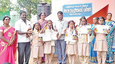 கராத்தே போட்டியில் வெற்றி பெற்ற ஊசாம்பாடி ஊராட்சி ஒன்றிய நடுநிலைப் பள்ளி மாணவிகளுக்கு வட்டார கல்வி அலுவலர் குணசேகரன் பரிசு வழங்கினார்.