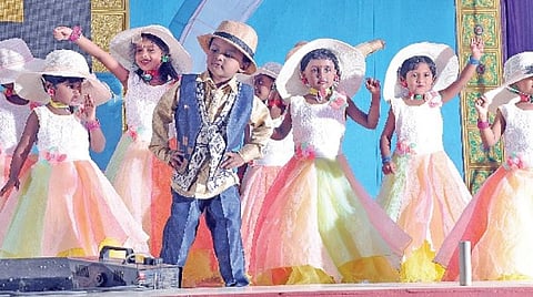 வாடிப்பட்டியில் உள்ள தாய் சிபிஎஸ்சி பள்ளி ஆண்டு விழா கலை நிகழ்ச்சியில் பங்கேற்ற பள்ளிக் குழந்தைகள்