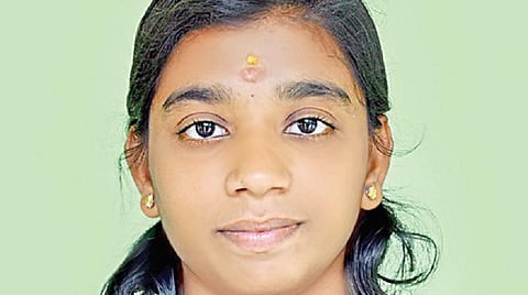 குண்டு எறிதல் போட்டி பரமக்குடி பள்ளி மாணவி சாதனை