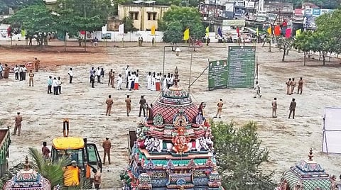 நகராட்சியால் மூடப்பட்டு மைதானமான குளம்.