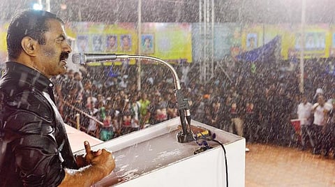 மதுரையில் நடந்த கூட்டத்தில் பேசுகிறார் நாம் தமிழர் கட்சி ஒருங்கிணைப்பாளர் சீமான். படம் : எஸ். கிருஷ்ணமூர்த்தி