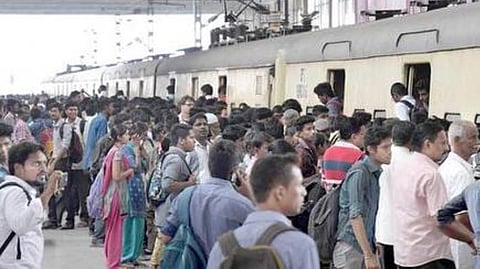 சென்னை புறநகர் பகுதிகளுக்கு கூடுதல் ரயில்கள் இயக்க பயணிகள் கோரிக்கை﻿