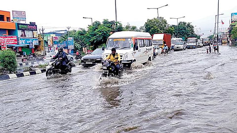சிங்கப்பெருமாள் கோவில் பகுதி ஜிஎஸ்டி சாலையில் தேங்கிய மழைநீரில் ஊர்ந்தபடி சென்ற வாகனங்கள்.