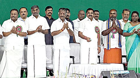 ﻿﻿ராணிப்பேட்டை மாவட்டத்தை தொடங்கி வைத்த முதல்வர் பழனிசாமி. அருகில், துணை முதல்வர் ஓ.பன்னீர்செல்வம், அமைச்சர்கள் உள்ளிட்டோர்.﻿