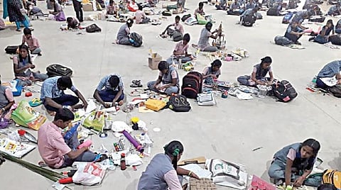 மதுரை சமூக அறிவியல் கல்லூரியில் நடந்த ஓவியத் திருவிழாவில் பங்கேற்ற மாணவர்கள்.