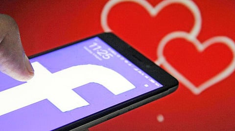 முகம் பார்க்காமல் மலர்ந்த ஃபேஸ்புக் காதல்; காதலியை நேரில் கண்டவுடன் உதிர்ந்தது: காதலனைத் தீர்த்துக்கட்ட பெண்ணின் உறவுகள் சதி- தேனியில் சிக்கியது கூலிப்படை