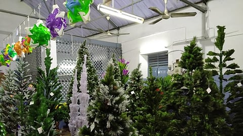 நெல்லையில் விற்பனைக்கு குவிந்த விதவிதமான கிறிஸ்துமஸ் அலங்கார பொருட்கள்: சந்தையை ஆக்கிரமித்த சீன தயாரிப்புகள்