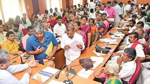 கோவை மாவட்ட ஆட்சியர் அலுவலகத்தில் நேற்று நடைபெற்ற விவசாயிகள் குறைதீர் கூட்டத்தில், விவசாயிகளிடமிருந்து கோரிக்கை மனுக்களைப் பெற்றுக்கொண்ட ஆட்சியர் கு.ராசாமணி. படம்: ஜெ.மனோகரன்