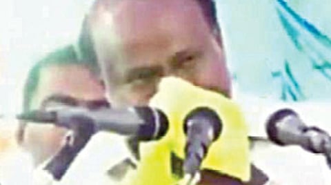 மண்டியா பகுதியில் நடந்த பிரச்சார கூட்டத்தில் கண்ணீர்விட்டு அழுத குமாரசாமி.