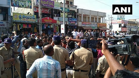 குற்றவாளிகள் சிறைவைக்கப்பட்ட காவல்நிலையம் எதிரே நடந்த ஆர்ப்பாட்டம் | படம்: ஏஎன்ஐ