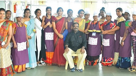 பயிற்சிபெற்ற திருநங்கைகளுடன் ஓல்கா