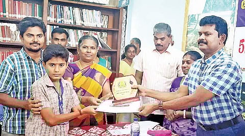 அரசு பள்ளி மாணவருக்கு இளம் படைப்பாளர் விருது
