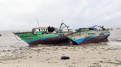 மண்டபத்தில் சூறாவளியால் தரை தட்டி நிற்கும் விசைப்படகுகள்.